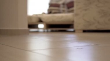 Yalınayak kadın iç çamaşırı iç çamaşırlarını kiremit yerde, sinematik görünümü soyunma