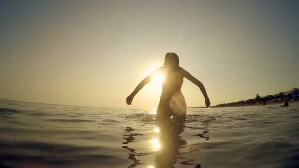 夏休み スローモーションで 代の女性のシルエット 水に石を投げて — ストック動画