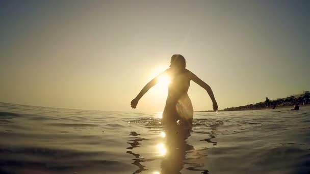 Vacances Été Jetant Des Pierres Dans Eau Par Silhouette Adolescent — Video