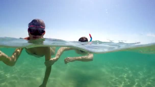 一对带着浮潜面具的夫妇在暑假假期的快乐潜水在绿松石干净的水 Gopro 圆顶射击 — 图库视频影像
