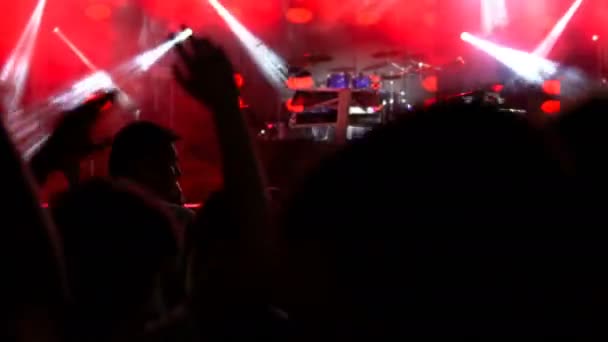 Πλήθος Χαρούμενοι Άνθρωποι Απολαμβάνουν Ροκ Συναυλία Μεγάλωσε Μέχρι Χέρια Και — Αρχείο Βίντεο