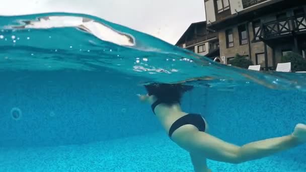 Visão Traseira Moda Modelo Adolescente Nadando Piscina Villa Luxo Gopro — Vídeo de Stock