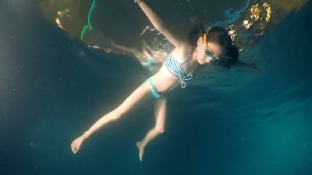 Drown girl lying on pool surface at night, underwater view — Stock Footage Drown Girl Lying Pool Surface Night Underwater View Stock Video