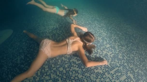 Kardeşine Yardım Karanlık Havuzu Altta Yatan Kız Boğulmak — Stok video
