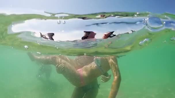 Дві Щасливі Сестри Підлітки Обіймаються Лежать Воді Під Час Літніх — стокове відео