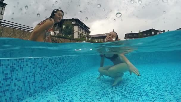 Δύο Φίλοι Διασκεδάζουν Στην Ρηχή Πισίνα Κατά Διάρκεια Βροχής Καιρού — Αρχείο Βίντεο