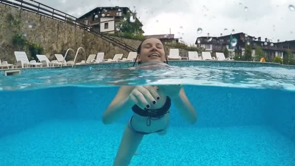 Ευτυχισμένος Έφηβος Τιράντες Δόντι Χαμογελά Στη Φωτογραφική Μηχανή Και Κολύμπι — Αρχείο Βίντεο