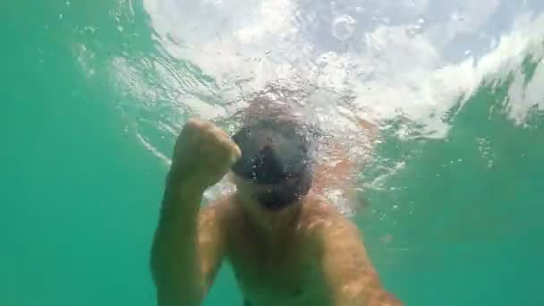 Exitoso Hombre Negocios Snorkel Con Máscara Buceo Mar Celebrando Victoria — Vídeo de stock