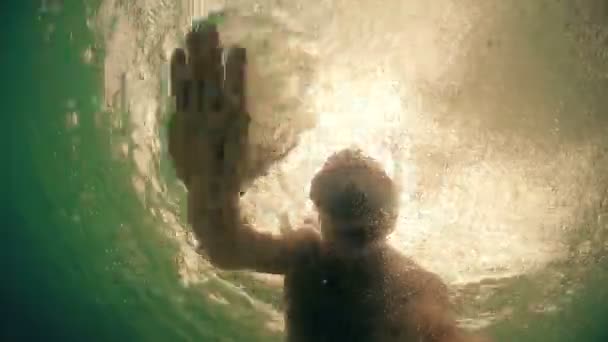 从下面的溺水男子试图保存快速移动和泡沫与手对日落的水下视图 — 图库视频影像