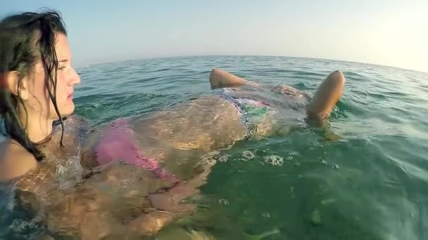 十代の少女は 夏休み スローモーションで海に溺れてから妹を保存します — ストック動画