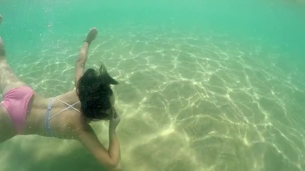Divat Modell Tini Lány Víz Alatti Úszás Orrdugulás Zárt Lassú — Stock videók