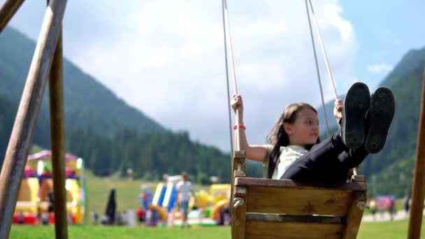 Fille Joue Sur Balançoire Ralenti Cinématique Dof — Video