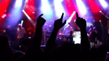 Konserde tezahürat kalabalık. Kamu konser, Bilet yok olay