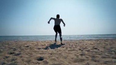 Deniz suyu ve sıçrama yapmak için erkek koşu spor atlet uygun