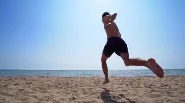 Erkek çalışan ve deniz suyu, sinematik steadicam atış trekking atlama