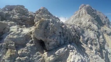 Dağcı pov kayalık dağ Zirvesi Triglav Julian Alps sıradağları üzerinde tırmanma seferi için