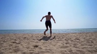 Spor atlet erkek çalışan deniz suyu ve sıçrama yapmak, ağır çekim için uygun
