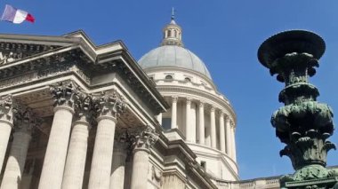 Pantheon dış mimarisiyle kubbe ve Fransız bayrağı sallayarak, yavaş hareket ayrıntısı
