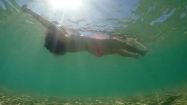 Spaanse Vrouw Drijft Speelt Een Zee Onderwater Uitzicht — Stockvideo
