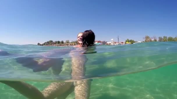 Genç Kız Arkadaşlar Birbirlerine Tatil Deniz Turkuaz Gopro Kubbe Yarım — Stok video