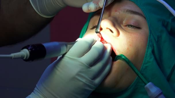 Diş Dişeti Ağız Cerrahisi Apicectomia Karanlık Operasyon Odasında Kız — Stok video