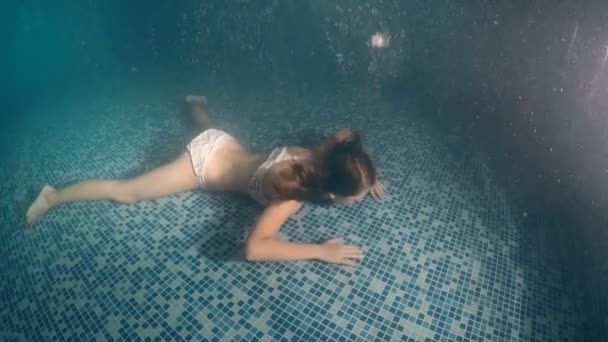 Drowning female lying on dark pool bottom tiles — Stock Footage Drowning Female Lying Dark Pool Bottom Tiles Royalty Free Stock Video