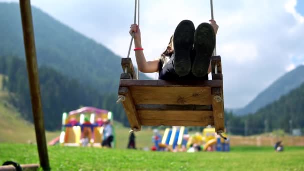 Happy Girl Swing Slow Motion Dof Cinematografico — Video Stock