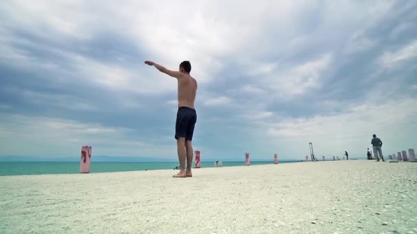 Portret Całego Ciała Człowieka Parkour Wysokie Skoki Plaży Wykonywanie Back — Wideo stockowe