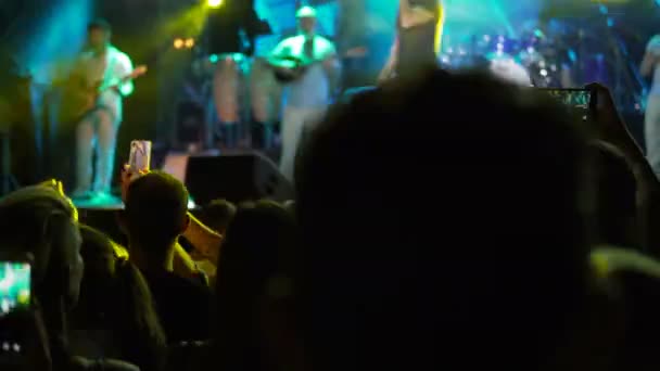 Groep Mensen Concert Nemen Van Foto Van Stage Met Behulp — Stockvideo