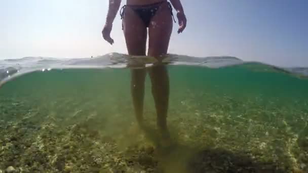 Seksi Manken Bikini Sığ Deniz Suyu Kamera Doğru Taşlar Gopro — Stok video