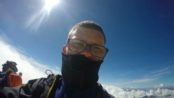 Bergsklättrare Selfie Expedition Till Gran Paradiso Toppmötet Den Italienska Alperna — Stockvideo