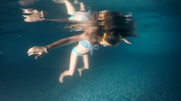 淹没的女孩在暗池表面 水下的看法 — 图库视频影像