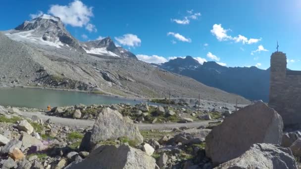 Bergbeklimmer Pov Bij Vittorio Emanuele Toevluchtsoord Hut Expeditie Naar Top — Stockvideo