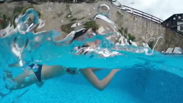 Feliz Adolescente Mujer Nadando Piscina Aire Libre Sonriendo Cámara Gopro — Vídeos de Stock