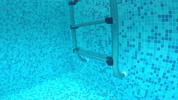 Underwater View Luxury Pool Metal Ladder Stairs Slow Motion — ストック動画