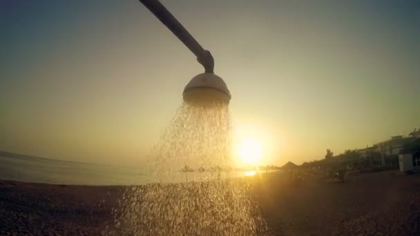 Plaża Prysznic Woda Spływa Zachód Słońca Morzu — Wideo stockowe