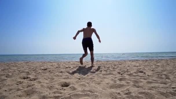 Спортивный Спортсмен Подходит Мужчина Бежит Морской Воде Прыгать Медленное Движение — стоковое видео