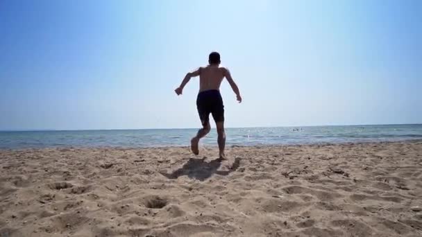 Atleta Deportivo Forma Masculina Corriendo Agua Mar Saltar Movimiento Lento — Vídeo de stock