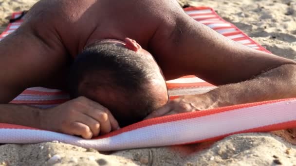 无家可归的难民睡在沙滩上 暑假的概念 洋娃娃电影拍摄 — 图库视频影像