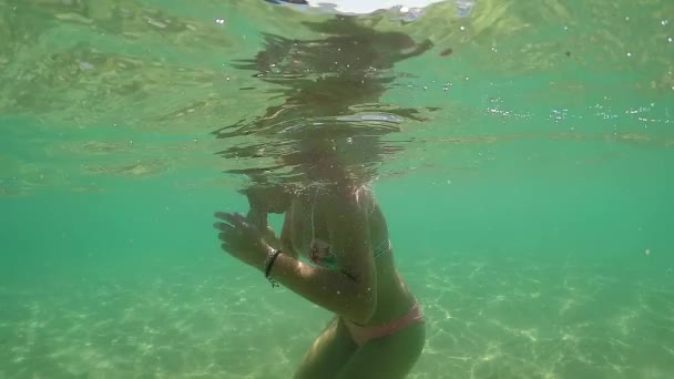 时尚女孩的肖像去水下和润湿头发 戈波圆顶半水下视图 慢动作 — 图库视频影像