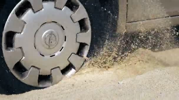 Rueda Giratoria Coche Atrapado Arena Una Playa Mar — Vídeos de Stock