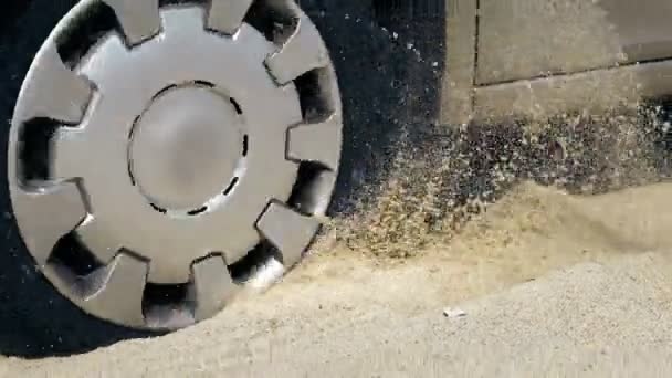 在沙滩上被困在沙滩上的汽车旋转轮 — 图库视频影像