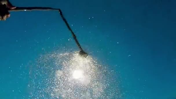 夏のシャワー ヘッドに 青い空の下のシャワー ヘッドの水スプレーのクローズ アップ スローモーション — ストック動画