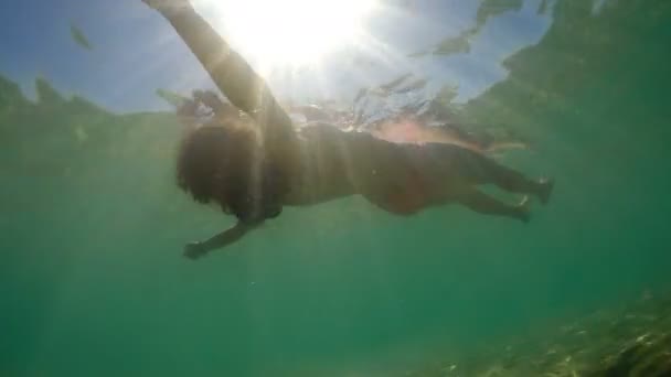 Mulher Hispânica Flutua Joga Mar Iluminado Por Raios Sol Vista — Vídeo de Stock