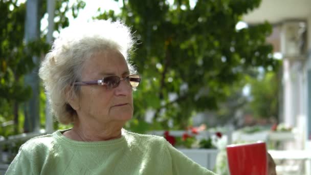 Starsza Kobieta Pije Kawę Herbata Świeżym Powietrzu Siedzi — Wideo stockowe