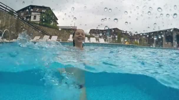 Счастливая Девушка Развлекается Бассейне Дождливой Погоде — стоковое видео