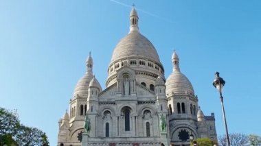 Sacre-Coeur Bazilikası'na gelen turist. Popüler bir dönüm noktası, bazilika butte Montmartre, şehrin en yüksek noktasında zirvesinde yer alır