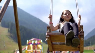 Kız üzerine bir salıncak, dağ, yavaş Mogion sinema dof Bahçesi