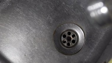 Mutfak lavabo drenaj delik ve su damla damlama, arka plan döngü