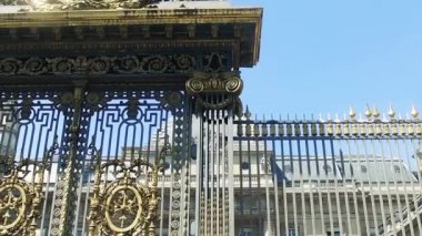 Palais de açık giriş kapısı adalet Fransa'da Paris, güneşli yaz günü - mimari arka plan